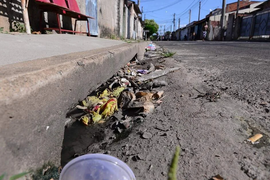Bueiros entupidos geram doenças com chuvas de verão
